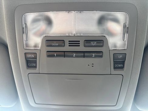Used 2019 Toyota Highlander XLE AWD/4WD image 23