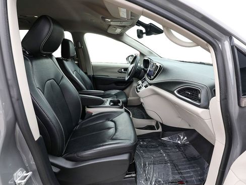Used 2022 Chrysler Pacifica Touring-L FWD image 22