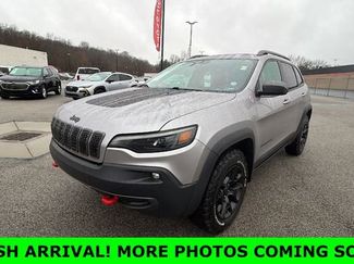 Used 2019 Jeep Cherokee Trailhawk video 1
