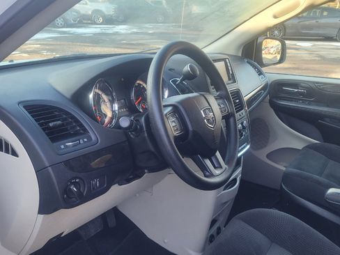 Used 2018 Dodge Grand Caravan SE w/ UConnect Hands-Free Group image 13