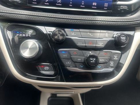 Used 2024 Chrysler Pacifica Limited FWD image 22