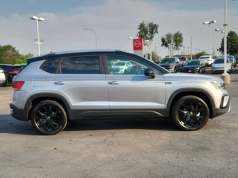 Certified 2023 Volkswagen Taos SE w/ Panoramic Sunroof Package AWD/4WD image 2