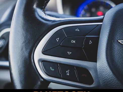 Used 2020 Chrysler Pacifica Touring-L image 13