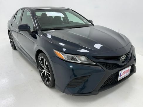 Used 2019 Toyota Camry SE FWD image 2
