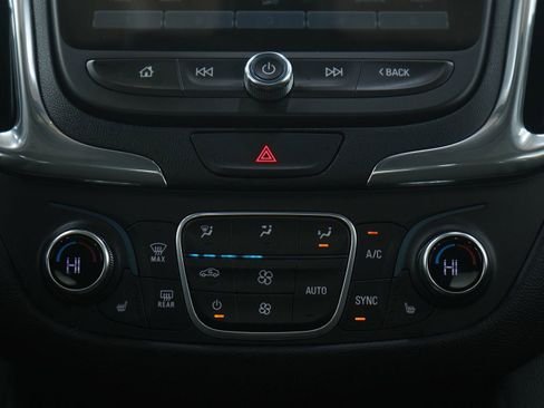 Used 2018 Chevrolet Equinox LT w/ Sun & Infotainment Package image 16