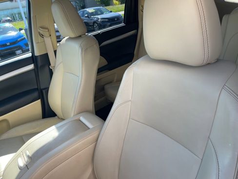 Used 2014 Toyota Highlander XLE FWD image 6