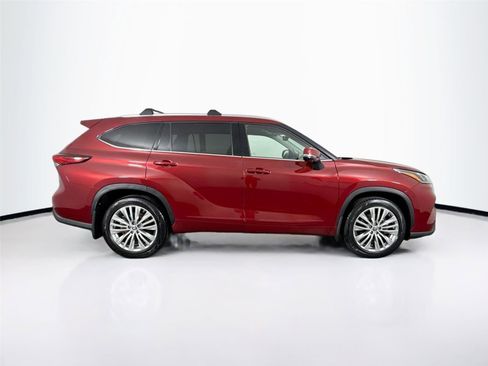 Used 2023 Toyota Highlander Platinum image 11