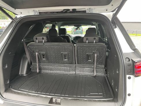 Used 2023 Chevrolet Traverse LT FWD image 11