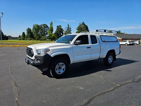 Used 2022 Toyota Tacoma SR image 2