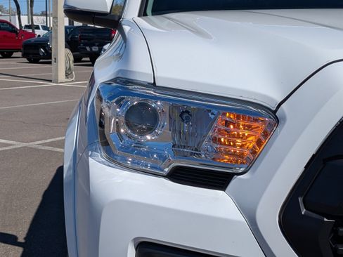 Used 2022 Toyota Tacoma SR5 w/ Technology Package image 9