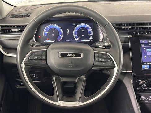 Used 2023 Jeep Grand Cherokee Laredo image 23