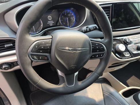 Certified 2022 Chrysler Pacifica Touring-L FWD image 7