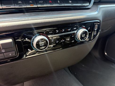 Used 2025 GMC Sierra 1500 SLT AWD/4WD image 18
