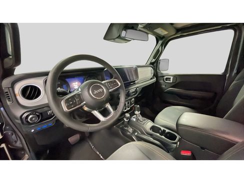Used 2025 Jeep Wrangler Unlimited Sahara AWD/4WD image 11