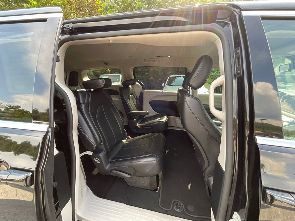 Used 2024 Chrysler Pacifica Touring-L FWD image 23