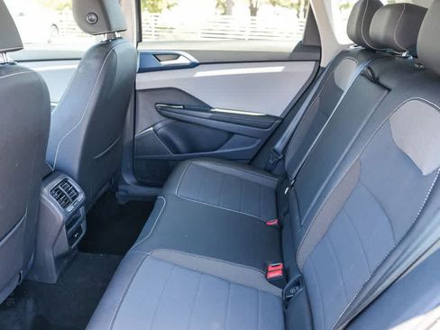 Used 2024 Volkswagen Taos SE FWD image 18