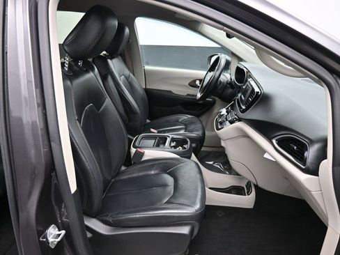 Used 2017 Chrysler Pacifica Touring-L image 25