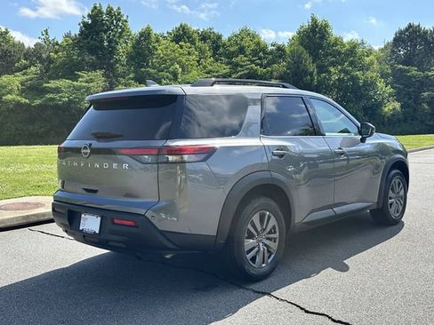 Certified 2025 Nissan Pathfinder SV FWD image 9