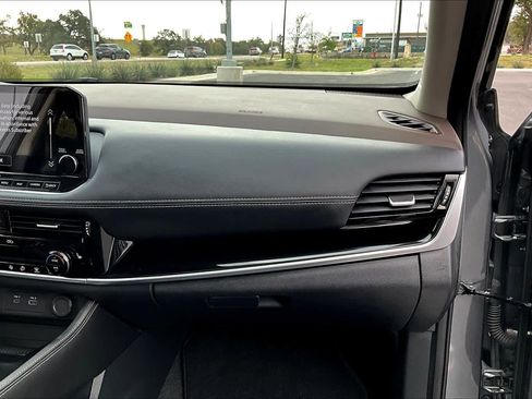 Used 2023 Nissan Rogue SL w/ SL Premium Package image 18