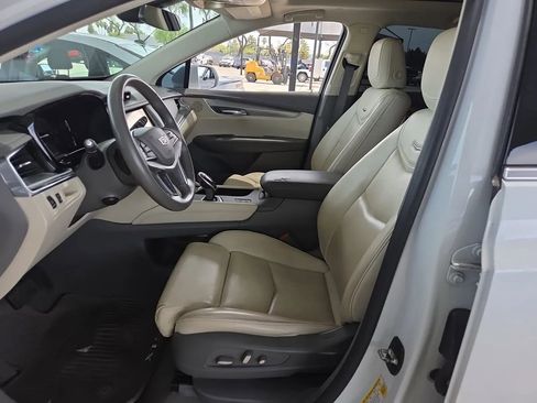 Used 2017 Cadillac XT5 Luxury w/ Driver Awareness Package AWD/4WD image 9