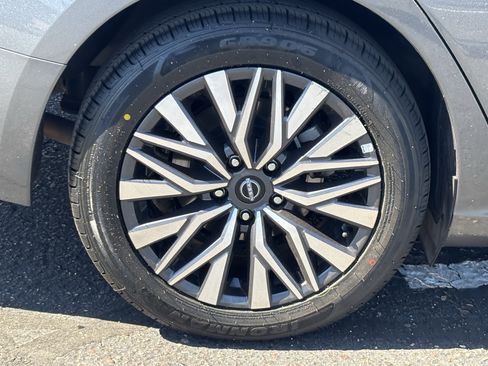 Used 2025 Nissan Altima 2.5 SV FWD image 7