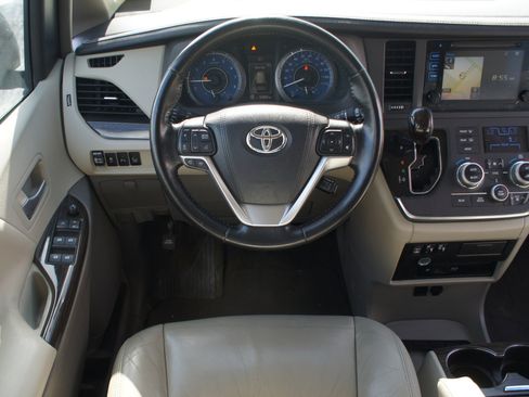 Used 2016 Toyota Sienna XLE Premium FWD image 5