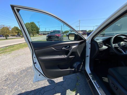 Used 2017 Nissan Rogue SV FWD image 19