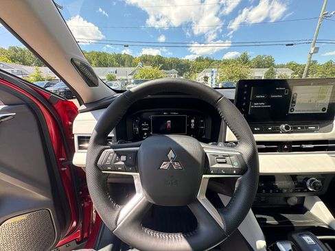 Used 2025 Mitsubishi Outlander SE AWD/4WD image 18