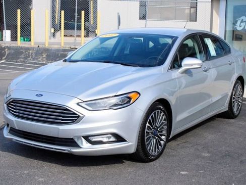 Used 2017 Ford Fusion SE w/ Fusion SE Technology Package FWD image 6