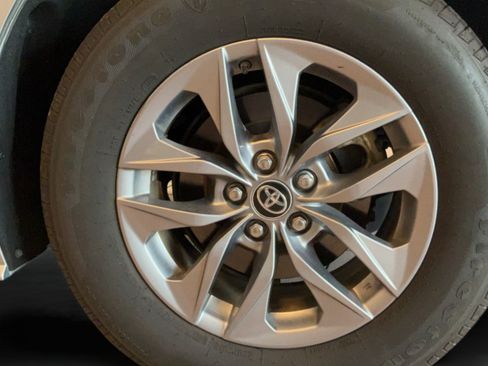 Certified 2025 Toyota Sienna XLE FWD image 43
