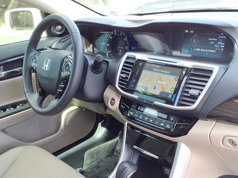 Used 2017 Honda Accord Touring image 21