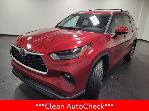 Used 2022 Toyota Highlander XLE AWD/4WD image 4