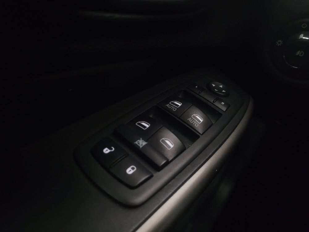 Used 2019 Jeep Cherokee Limited w/ Technology Group FWD image 27