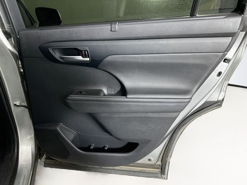 Used 2023 Toyota Highlander XLE FWD image 32