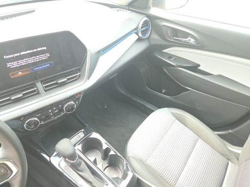 Used 2025 Chevrolet Trax LT w/ LT Convenience Package image 5