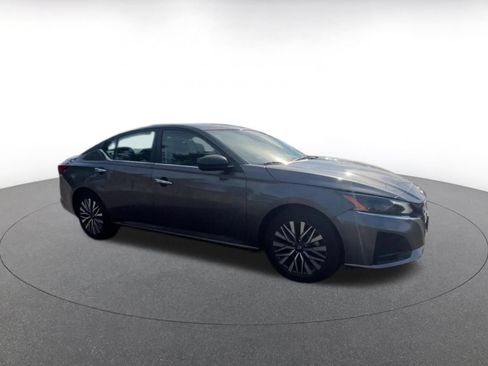 Used 2025 Nissan Altima 2.5 SV FWD image 2