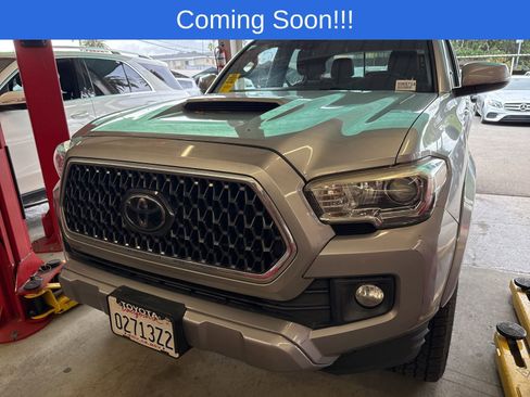 Used 2018 Toyota Tacoma TRD Sport image 1
