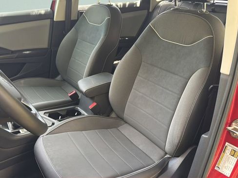 Used 2023 Volkswagen Taos SE w/ Panoramic Sunroof Package FWD image 27