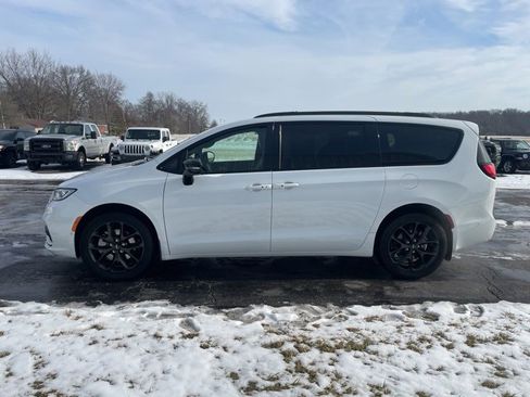 Used 2023 Chrysler Pacifica Limited w/ Uconnect Theater Family Group image 4