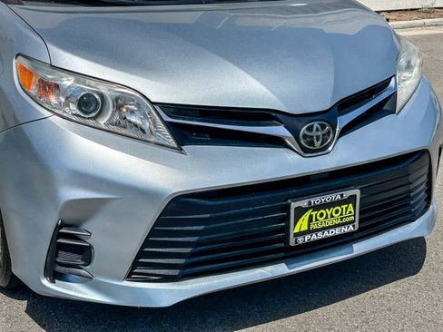 Used 2019 Toyota Sienna LE w/ Carpet Mat Package FWD image 5