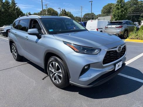 Used 2022 Toyota Highlander XLE AWD/4WD image 8