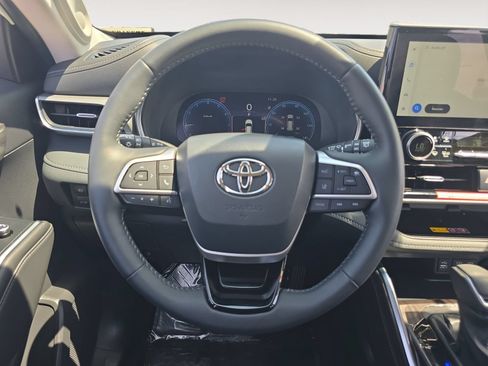 Certified 2025 Toyota Highlander Platinum AWD/4WD image 12