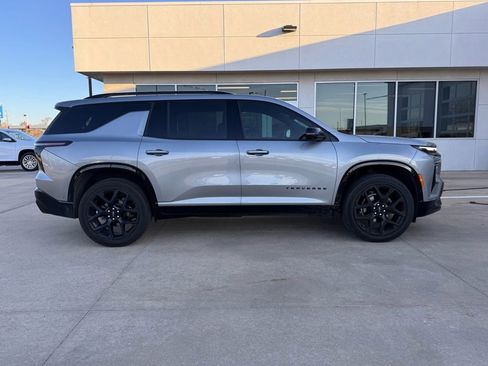 Used 2024 Chevrolet Traverse RS image 2