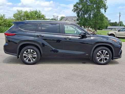 Used 2023 Toyota Highlander XLE AWD/4WD image 26