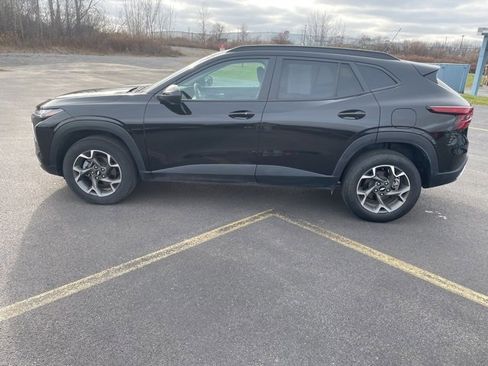 Used 2024 Chevrolet Trax LT w/ LT Convenience Package image 7