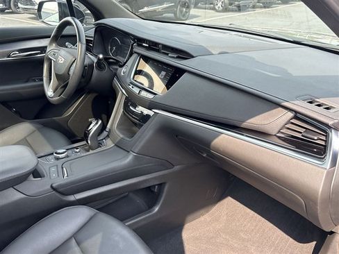Certified 2025 Cadillac XT6 Luxury AWD/4WD image 30