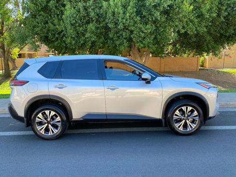 Used 2021 Nissan Rogue SV FWD image 2