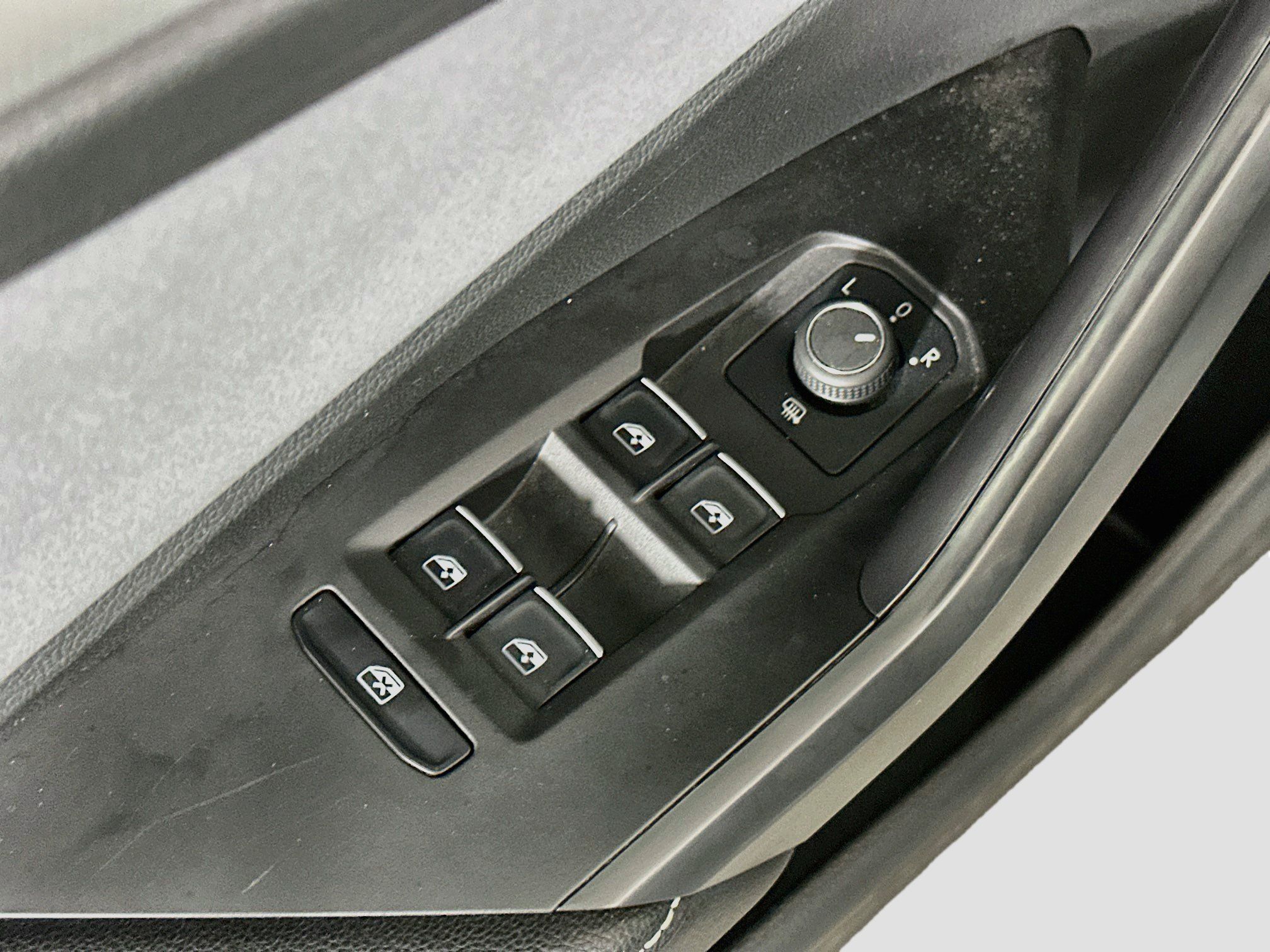 Used 2025 Volkswagen Jetta SE FWD image 15