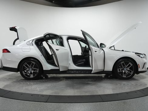 Used 2026 BMW 530i xDrive w/ Premium Package image 11