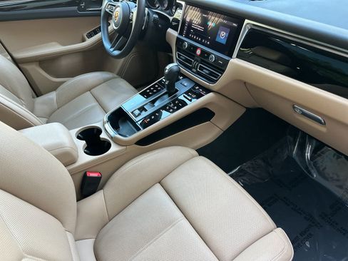 Certified 2025 Porsche Macan AWD/4WD image 17